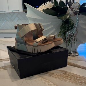 United Nude Beige and Cream Sandals Fabulous Delta Run style.💖💕 Super comfy.